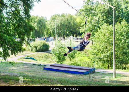 Outdoor Teenager Mädchen mit Spaß auf Bungee jumping Stockfoto