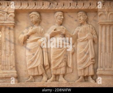 Ravenna, ITALIEN - 29. JANUAR 2020: Das alte christliche Grab in der Kirchenbasilika von Sant Apolinare in Classe aus dem 6. Stockfoto