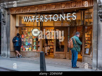 High Street Zweig der Wassersteine Buchhandlung auf der High Street in der Universitätsstadt cambridge Stockfoto