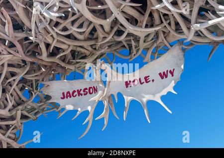 Jackson Hole, Wyoming - 26. Juni 2016: Nahaufnahme des Bogens von Elchgeweih Hörnern auf dem Jackson Hole Stadtplatz, Wyoming. Stockfoto