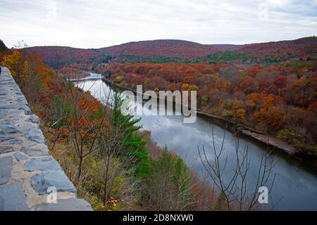 Delaware River und üppiges Laub des nördlichen Teils der Pocono Mountains vom Hawk's Nest Highway, Port Jervis, NY -01 aus gesehen Stockfoto