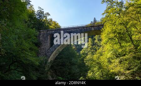 Ein Bild der steinernen Eisenbahnbrücke, die vom Besucherweg der Vintgar Gorge aus gesehen werden kann. Stockfoto