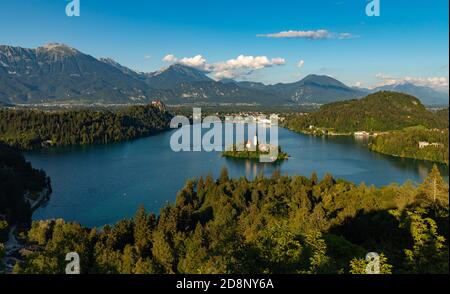 Ein Bild des Bleder Sees und der umliegenden Landschaft, mit der Insel Bled in der Mitte, aus einem Aussichtspunkt gesehen. Stockfoto