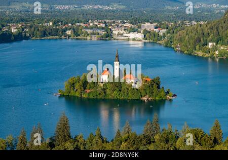 Ein Bild der Insel Bled in der Mitte des Bleder Sees, von einem Aussichtspunkt aus gesehen. Stockfoto