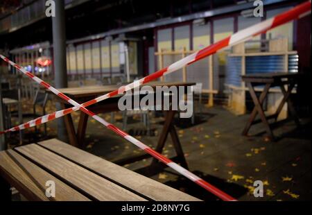 Bochum, Deutschland. Oktober 2020. Eine flatternde Band im Ausgehviertel Bermuda3eck markiert die Grenze zu einem bereits geschlossenen Restaurant. Bundes- und Landesregierungen haben eine teilweise Sperrung ab kommenden Montag beschlossen. Dazu gehört auch die Schließung des Restaurants. Quelle: Caroline Seidel/dpa/Alamy Live News Stockfoto