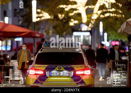 Bochum, Deutschland. Oktober 2020. Ein Polizeiauto fährt durch das Ausgehviertel Bermuda3eck. Bundes- und Landesregierungen haben eine teilweise Sperrung ab kommenden Montag beschlossen. Dazu gehört auch die Schließung der Gastronomie. Quelle: Caroline Seidel/dpa/Alamy Live News Stockfoto