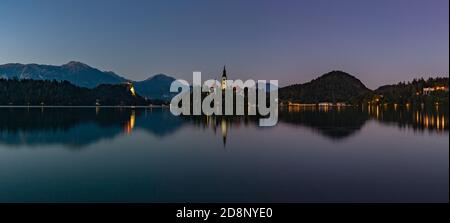 Ein Panoramabild des Bleder Sees, auf der Insel Bled, am Abend. Stockfoto