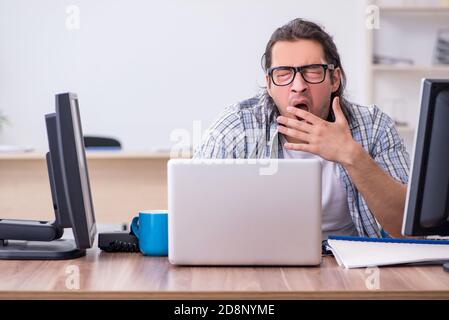 Männliche it-Spezialist im Büro Stockfoto