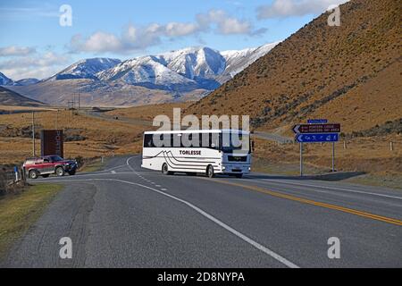 PORTERS PASS, NEUSEELAND, 20. SEPTEMBER 2020: Ein Touristenbus fährt auf den State Highway 73, nachdem er die Straße zum Porters Pass-Skigebiet verlassen hat Stockfoto