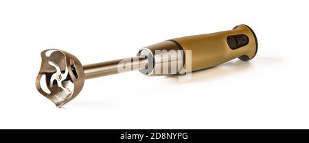 Stabmixer mit Bronzegriff liegt auf der Seite isoliert auf weißem Hintergrund. Moderne elektrische Küchengeräte für die Herstellung von Soßen, Smoothi Stockfoto
