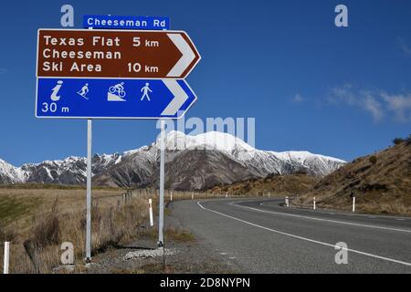 PORTERS PASS, NEUSEELAND, 20. SEPTEMBER 2020: Beschilderung leitet den Verkehr zum Cheeseman Skigebiet am State Highway 73 nahe Porters Pass. Die Torlesse Stockfoto