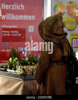 Bochum, Deutschland. Oktober 2020. Ein Ewok, eine Figur aus den Star Wars-Geschichten, für Halloween verkleidet, steht in einer Schlange vor dem Supermarkt. Quelle: Caroline Seidel/dpa/Alamy Live News Stockfoto