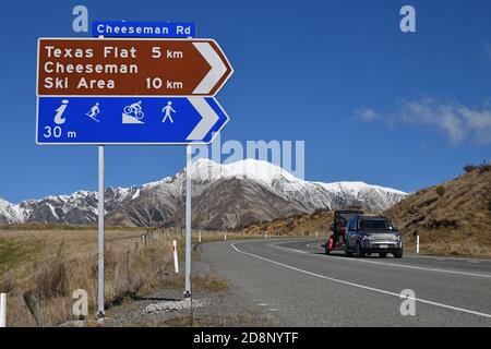 PORTERS PASS, NEUSEELAND, 20. SEPTEMBER 2020: Beschilderung leitet den Verkehr zum Cheeseman Skigebiet am State Highway 73 nahe Porters Pass. Die Torlesse Stockfoto