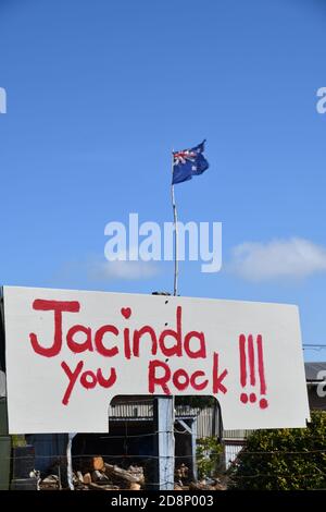 KUMARA, NEUSEELAND, 16. SEPTEMBER 2020: Eine Unterstützerin des neuseeländischen Premierministers Jacinda Adern gibt in Kumara an der Westküste von Th eine Erklärung ab Stockfoto