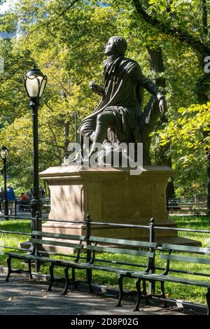 Robert Burns Sculpture befindet sich am südlichen Ende des Literary Walk im Central Park, New York City, USA Stockfoto