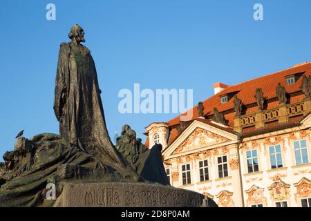 PRAG, TSCHECHISCHE REPUBLIK - 14. OKTOBER 2018: Das Jan Hus-Denkmal von Jan Kotera (1915). Stockfoto