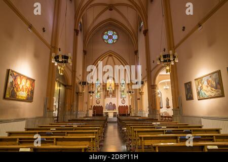 BARCELONA, SPANIEN - 3. MÄRZ 2020: Das Kirchenschiff der Kirche Parroquia de la Mare de Deu de Nuria. Stockfoto