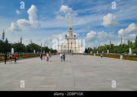 Moskau, Russland - 25. august 2020: Touristen besuchen den Hauptpavillon und Denkmal für Lenin in VDNH. Ausstellung der Errungenschaften der nationalen Wirtschaft ist Stockfoto