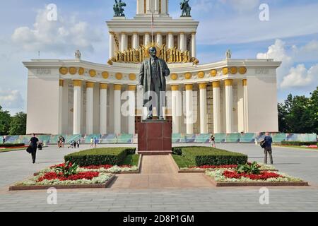 Moskau, Russland - 25. august 2020: Hauptpavillon und Denkmal für Lenin im VDNH. Ausstellung der Errungenschaften der Volkswirtschaft ist eine permanente allgemeine p Stockfoto