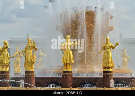 Moskau, Russland - 25. august 2020: Brunnen Freundschaft der Völker mit goldenen Statuen, der Hauptbrunnen und eines der wichtigsten Symbole der VDNH Stockfoto