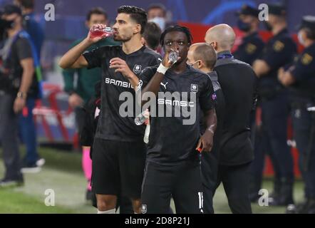 Jeremy Doku und Martin Terrier von Stade Rennais während der UEFA Champions League, Gruppenphase, Gruppe E Fußballspiel zwischen Sevilla FC und Stade Rennais am 28. Oktober 2020 im Ramon Sanchez-Pizjuan Stadion in Sevilla, Spanien - Foto Laurent Lairys / DPPIr Stockfoto
