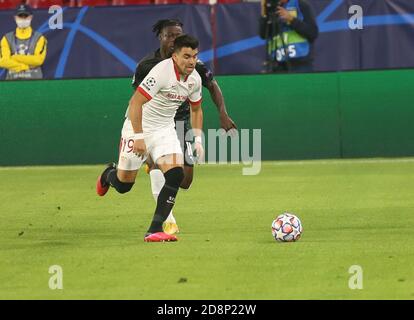 Jeremy Doku vom Stade Rennais und Marcos Acuña vom FC Sevilla während der UEFA Champions League, Gruppenphase, Gruppe E Fußballspiel zwischen Sevilla FC und Stade Rennais am 28. Oktober 2020 im Ramon Sanchez-Pizjuan Stadion in Sevilla, Spanien - Foto Laurent Lairys / DPPI Stockfoto