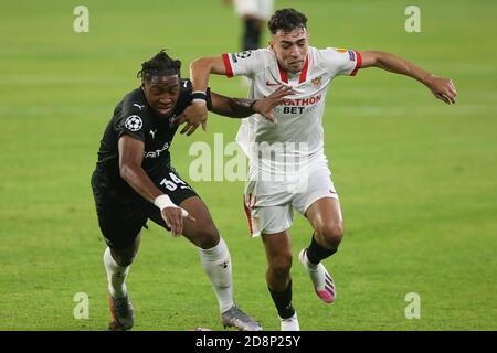 Brandon ist vom Stade Rennais und Munir El Haddadi vom FC Sevilla während der UEFA Champions League, Gruppenphase, Gruppe E Fußballspiel zwischen Sevilla FC und Stade Rennais am 28. Oktober 2020 im Ramon Sanchez-Pizjuan Stadion in Sevilla, Spanien - Foto Laurent Lairys / DPPI Stockfoto