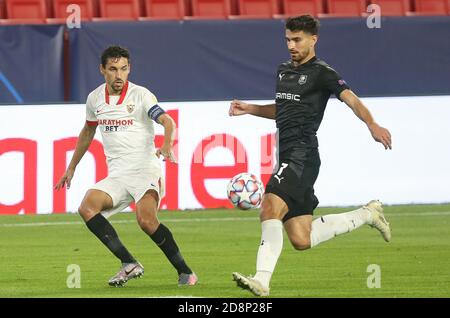 Martin Terrier vom Stade Rennais und Jesús Navas vom FC Sevilla während der UEFA Champions League, Gruppenphase, Gruppe E Fußballspiel zwischen Sevilla FC und Stade Rennais am 28. Oktober 2020 im Ramon Sanchez-Pizjuan Stadion in Sevilla, Spanien - Foto Laurent Lairys / DPPI Stockfoto