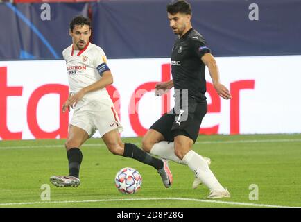 Martin Terrier vom Stade Rennais und Jesús Navas vom FC Sevilla während der UEFA Champions League, Gruppenphase, Gruppe E Fußballspiel zwischen Sevilla FC und Stade Rennais am 28. Oktober 2020 im Ramon Sanchez-Pizjuan Stadion in Sevilla, Spanien - Foto Laurent Lairys / DPPI Stockfoto