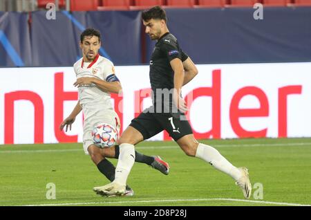 Martin Terrier vom Stade Rennais und Jesús Navas vom FC Sevilla während der UEFA Champions League, Gruppenphase, Gruppe E Fußballspiel zwischen Sevilla FC und Stade Rennais am 28. Oktober 2020 im Ramon Sanchez-Pizjuan Stadion in Sevilla, Spanien - Foto Laurent Lairys / DPPI Stockfoto