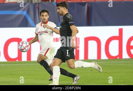 Martin Terrier vom Stade Rennais und Jesús Navas vom FC Sevilla während der UEFA Champions League, Gruppenphase, Gruppe E Fußballspiel zwischen Sevilla FC und Stade Rennais am 28. Oktober 2020 im Ramon Sanchez-Pizjuan Stadion in Sevilla, Spanien - Foto Laurent Lairys / DPPI Stockfoto