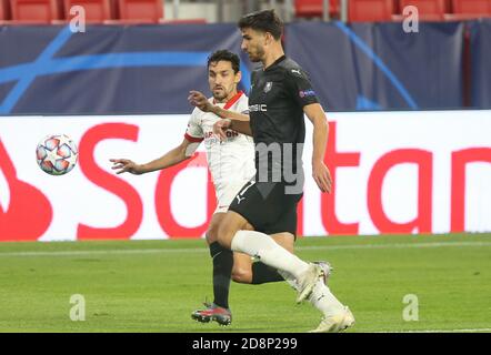 Martin Terrier vom Stade Rennais und Jesús Navas vom FC Sevilla während der UEFA Champions League, Gruppenphase, Gruppe E Fußballspiel zwischen Sevilla FC und Stade Rennais am 28. Oktober 2020 im Ramon Sanchez-Pizjuan Stadion in Sevilla, Spanien - Foto Laurent Lairys / DPPI Stockfoto