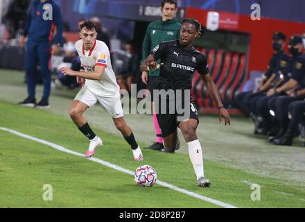 Brandon ist vom Stade Rennais und Munir El Haddadi vom FC Sevilla während der UEFA Champions League, Gruppenphase, Gruppe E Fußballspiel zwischen Sevilla FC und Stade Rennais am 28. Oktober 2020 im Ramon Sanchez-Pizjuan Stadion in Sevilla, Spanien - Foto Laurent Lairys / DPPI Stockfoto