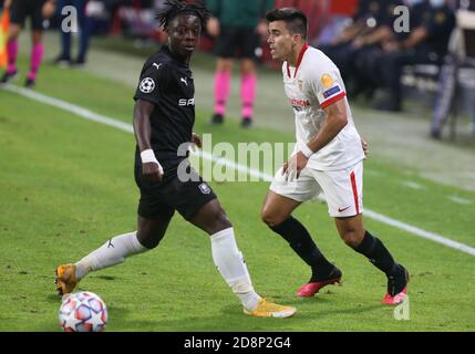 Jeremy Doku vom Stade Rennais und Marcos Acuña vom FC Sevilla während der UEFA Champions League, Gruppenphase, Gruppe E Fußballspiel zwischen Sevilla FC und Stade Rennais am 28. Oktober 2020 im Ramon Sanchez-Pizjuan Stadion in Sevilla, Spanien - Foto Laurent Lairys / DPPI Stockfoto