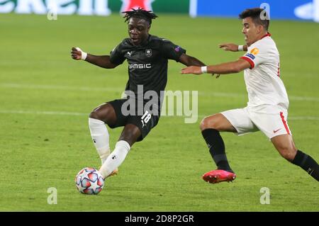 Jeremy Doku vom Stade Rennais und Marcos Acuña vom FC Sevilla während der UEFA Champions League, Gruppenphase, Gruppe E Fußballspiel zwischen Sevilla FC und Stade Rennais am 28. Oktober 2020 im Ramon Sanchez-Pizjuan Stadion in Sevilla, Spanien - Foto Laurent Lairys / DPPI Stockfoto