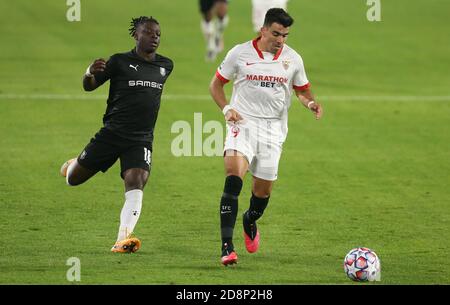 Jeremy Doku vom Stade Rennais und Marcos Acuña vom FC Sevilla während der UEFA Champions League, Gruppenphase, Gruppe E Fußballspiel zwischen Sevilla FC und Stade Rennais am 28. Oktober 2020 im Ramon Sanchez-Pizjuan Stadion in Sevilla, Spanien - Foto Laurent Lairys / DPPI Stockfoto
