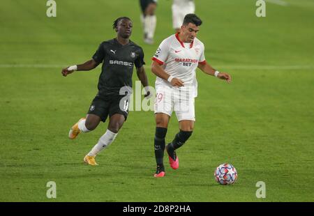 Jeremy Doku vom Stade Rennais und Marcos Acuña vom FC Sevilla während der UEFA Champions League, Gruppenphase, Gruppe E Fußballspiel zwischen Sevilla FC und Stade Rennais am 28. Oktober 2020 im Ramon Sanchez-Pizjuan Stadion in Sevilla, Spanien - Foto Laurent Lairys / DPPI Stockfoto