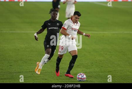 Jeremy Doku vom Stade Rennais und Marcos Acuña vom FC Sevilla während der UEFA Champions League, Gruppenphase, Gruppe E Fußballspiel zwischen Sevilla FC und Stade Rennais am 28. Oktober 2020 im Ramon Sanchez-Pizjuan Stadion in Sevilla, Spanien - Foto Laurent Lairys / DPPI Stockfoto