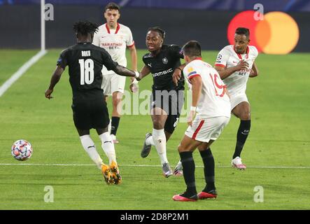 Brandon soppy , Jeremy Doku von Stade Rennais während der UEFA Champions League, Gruppenphase, Gruppe E Fußballspiel zwischen Sevilla FC und Stade Rennais am 28. Oktober 2020 im Ramon Sanchez-Pizjuan Stadion in Sevilla, Spanien - Foto Laurent Lairys / DPPI Stockfoto