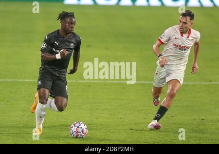 Brandon ist vom Stade Rennais und Munir El Haddadi vom FC Sevilla während der UEFA Champions League, Gruppenphase, Gruppe E Fußballspiel zwischen Sevilla FC und Stade Rennais am 28. Oktober 2020 im Ramon Sanchez-Pizjuan Stadion in Sevilla, Spanien - Foto Laurent Lairys / DPPI Stockfoto