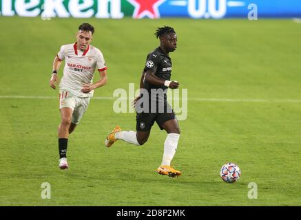 Brandon ist vom Stade Rennais und Munir El Haddadi vom FC Sevilla während der UEFA Champions League, Gruppenphase, Gruppe E Fußballspiel zwischen Sevilla FC und Stade Rennais am 28. Oktober 2020 im Ramon Sanchez-Pizjuan Stadion in Sevilla, Spanien - Foto Laurent Lairys / DPPI Stockfoto