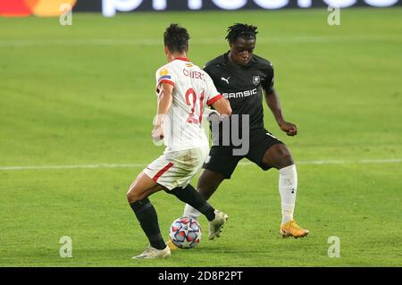 Jeremy Doku vom Stade Rennais und Oliver Torres vom FC Sevilla während der UEFA Champions League, Gruppenphase, Gruppe E Fußballspiel zwischen Sevilla FC und Stade Rennais am 28. Oktober 2020 im Ramon Sanchez-Pizjuan Stadion in Sevilla, Spanien - Foto Laurent Lairys / DPPI Stockfoto