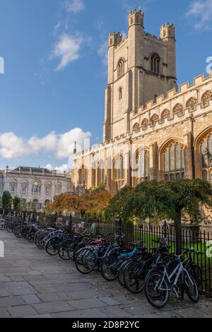 Reihen von Zyklen gegen einige Geländer im Zentrum der Universitätsstadt cambridge. Stockfoto