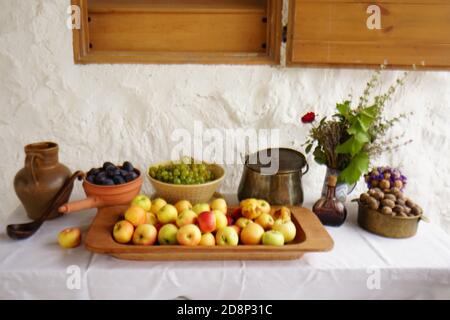 Stillleben Keramik Trauben und Früchte auf einem Stein Hintergrund Stockfoto