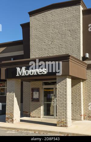 Ottawa, Kanada - 31. Oktober 2020: Moores Clothing for Men Store auf der Carling Ave ist ein kanadisches Unternehmen, das am besten für Anzüge bekannt ist. Im August 2020, Moore's Stockfoto