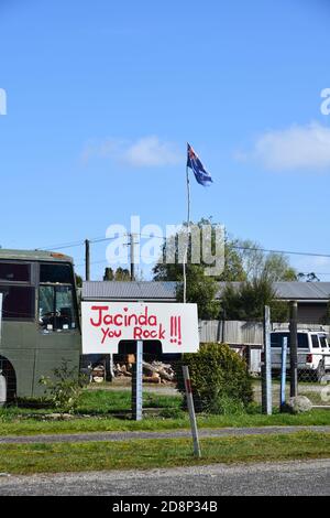 KUMARA, NEUSEELAND, 16. SEPTEMBER 2020: Eine Unterstützerin des neuseeländischen Premierministers Jacinda Adern gibt in Kumara an der Westküste von Th eine Erklärung ab Stockfoto