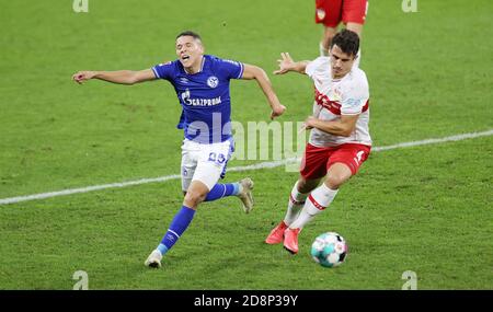 Amine Harit von Schalke und Marc Oliver Kempf von Stuttgart Während des Bundesliga-Fußballspiels zwischen dem FC Schalke 04 und VFB Stu C Stockfoto