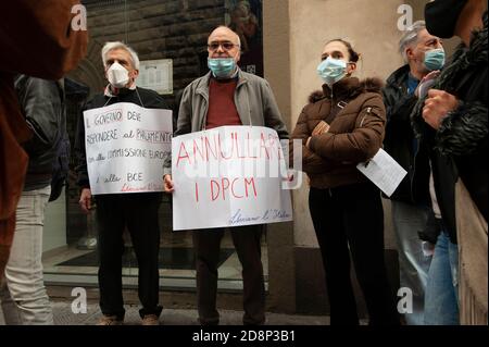 Menschen mit Plakaten und Plakaten auf öffentlichen Demonstrationen. Protest gegen die Einschränkung der Freiheiten während des Ausnahmezustands von Covid-19. Stockfoto