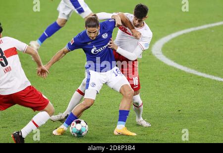 Goncalo Paciencia von Schalke und Atakan Karazor von Stuttgart während Das Bundesliga-Fußballspiel zwischen dem FC Schalke 04 Und VFB C Stockfoto