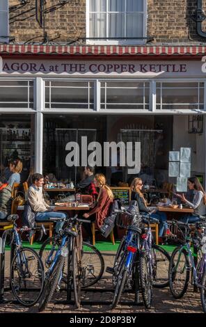 Studenten geselligen sich in einem Café oder Restaurant draußen auf dem Bürgersteig in cambridge, cambridgeshire, großbritannien Stockfoto